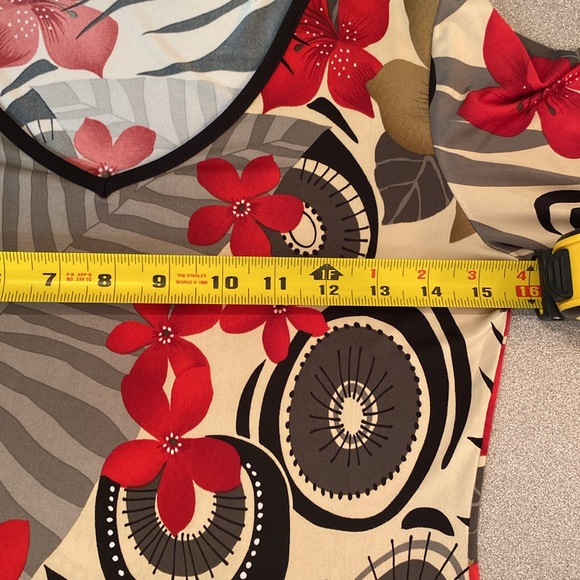 Papillon Blanc - v- neck floral top. Size S - Picture 3 of 7